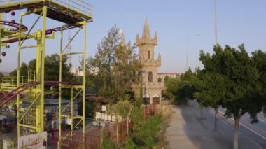 Şehir yolu boyunca güzel bir lunapark. Bir yaz gününde şehir manzarası.