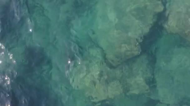 底の透明なターコイズブルーの海の水と石の閉鎖. — ストック動画