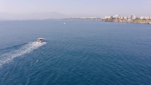 Panoramiczny widok z powietrza na błękitne morze i kurort miasta Turcji. — Wideo stockowe