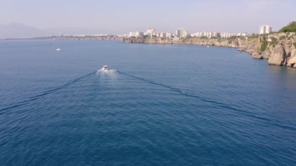 Mittelmeerlandschaft mit Küstenstadt und Jacht im Meer. — Stockvideo
