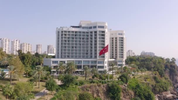 Bâtiment hôtelier moderne sur le littoral méditerranéen en Turquie. — Video