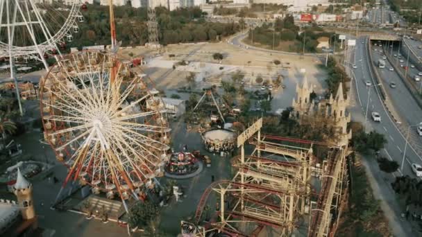 Pozadí zábavního parku. Letecký pohled z dronu. — Stock video