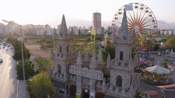 Pemandangan kota dengan pemandangan roda Ferris. Taman Hiburan di Antalya. — Stok Video