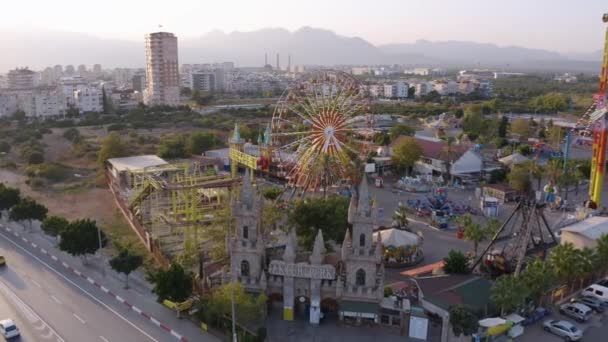 Landschap van Antalya met uitzicht op het reuzenrad. Uitzicht vanaf drone. — Stockvideo