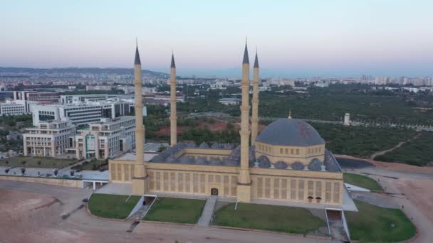 Mesquita minarete na paisagem urbana na Turquia. Vista panorâmica aérea do drone. — Vídeo de Stock