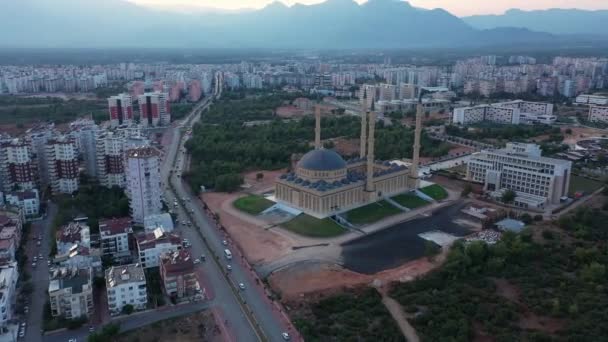 Vista aérea de edificios modernos de la ciudad skyline y minarete de mezquita azul. — Vídeos de Stock