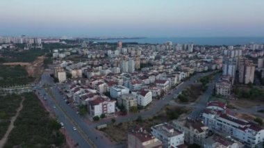 Modern Avrupa şehrinin hava manzarası. Arka planda deniz.
