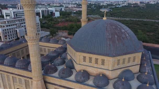 Minaretes e cúpulas da Mesquita Azul na Turquia. Paisagem urbana pitoresca ao fundo. — Vídeo de Stock