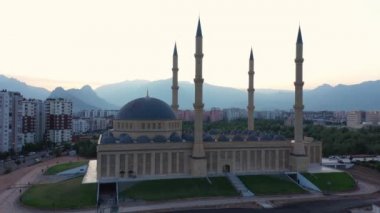 Türkiye 'nin modern kentinde mavi cami. İHA 'dan havadan panoramik görüntü.