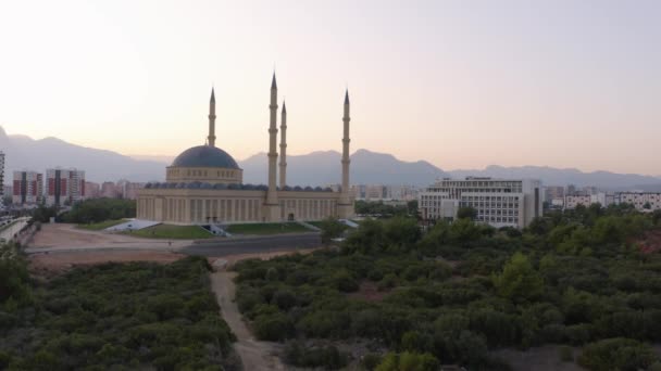 Widok z góry niebieski Meczet Minaret i panorama miasta z górami w tle. — Wideo stockowe