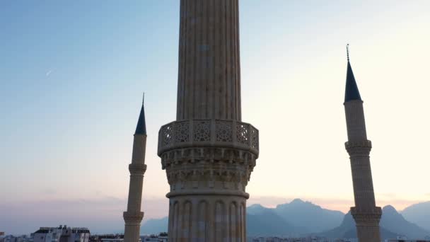 Mesquita minaretes no céu à noite fundo e montanhas silhuetas. — Vídeo de Stock