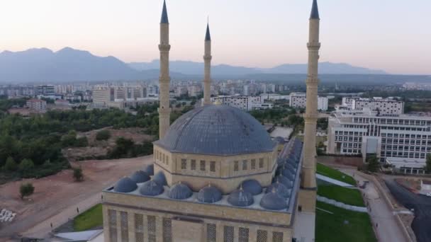 Stadsbilden av Antalya med blå moskén. Flygfoto från drönare. — Stockvideo