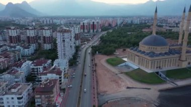 Şehir binalarının ve caddelerin hava manzarası..