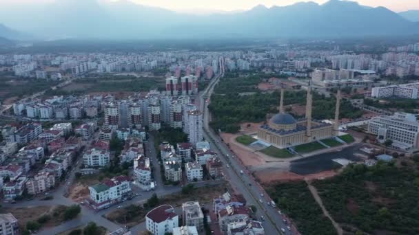 Panorama moderno della città con vista sul minareto della moschea e sulle montagne. — Video Stock
