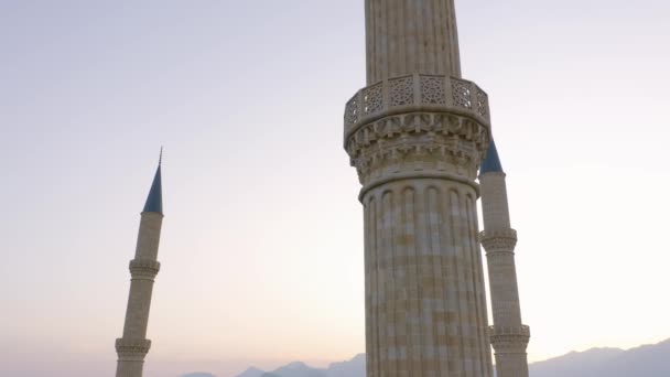 Minarets of turkish mosque at sunset sky. Exterior of historic architecture. — Stock Video