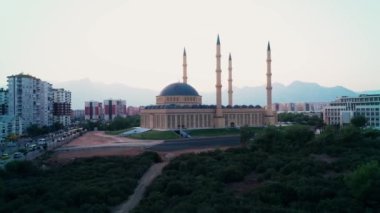 Mavi Cami nükteli dört minare ve modern Avrupa şehir manzarası.