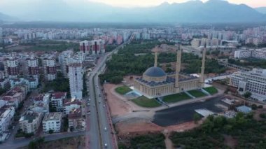 Cami Minaresi manzaralı Avrupa şehir manzarası panoramik hava manzarası.