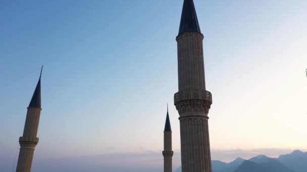 Günbatımında üç cami minaresi gökyüzü ve dağ arkaplanı. — Stok video