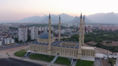Türkiye 'nin güneyindeki Manavgat ilçesine bağlı Kulliye Camii. Yukarıdan görüntüle.