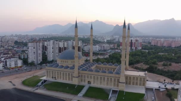 Mesquita Kulliye no distrito de Manavgat, sul da Turquia. Vista de cima. — Vídeo de Stock