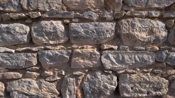 Vista detallada de la antigua pared de piedra exterior. — Vídeo de stock