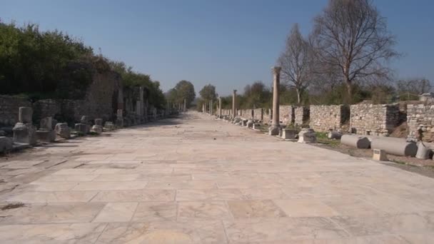 Vista da antiga estrada de mármore da cidade com colunas. — Vídeo de Stock