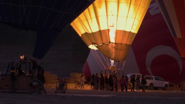 Group of people preparing hot air balloons. — стокове відео