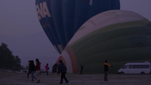 People preparing hot air balloons for flying. — Stok video