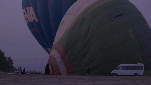 Hot air balloons flight preparation. Tourism and adventure. — Stok video