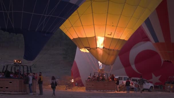 Preparation for the flight of hot air balloons at sunset time. — 비디오