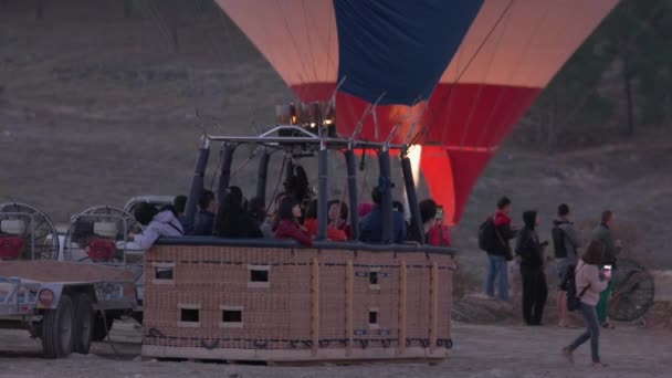 Τουρίστες στο καλάθι του αερόστατου θερμού αέρα προετοιμασία για την πτήση. — Αρχείο Βίντεο