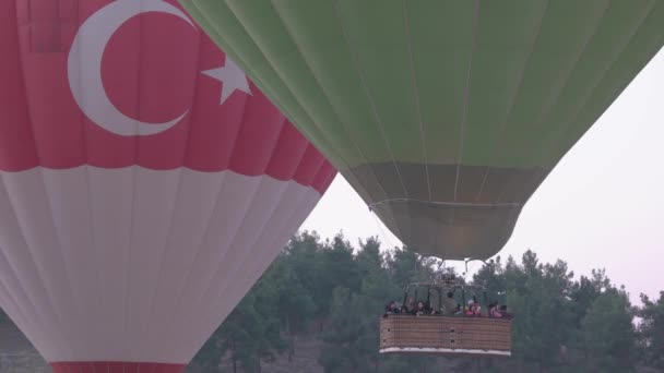 Happy group of people in hot air balloon basket. Tourism and adventure concept. — Video Stock