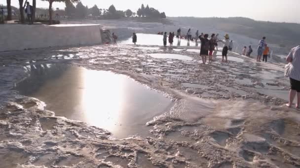 Tourists at Pamukkale hot springs and travertine pools. — Stock Video