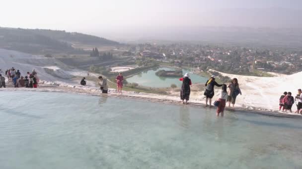 Tourists at Pamukkale hot springs and travertine pools. Beautiful panoramic view. — Vídeos de Stock