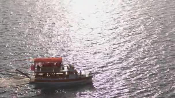 Boat with tourists floating on the sea. Sea water ripples. — Stockvideo