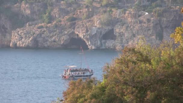 Landscape with yacht floating on sea with rocky seaside. — Stockvideo