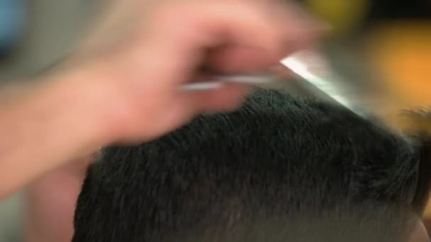 Close up of man is getting new hairstyle by male hairdresser. — Stock Video