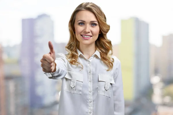 Vista frontal de la mujer joven y bonita dando el pulgar hacia arriba gesto. —  Fotos de Stock