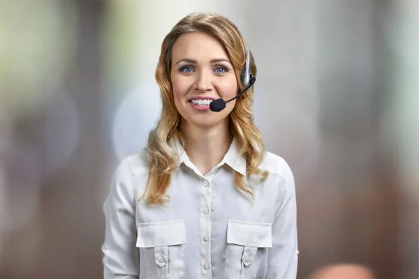 Porträt der schönen Callcenter-Agentin, die in die Kamera blickt. — Stockfoto