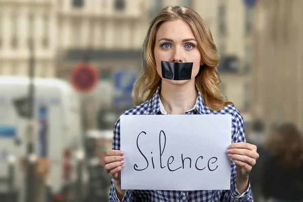 Junge Aktivistin mit Transparent mit handschriftlicher Aufschrift Schweigen. — Stockfoto