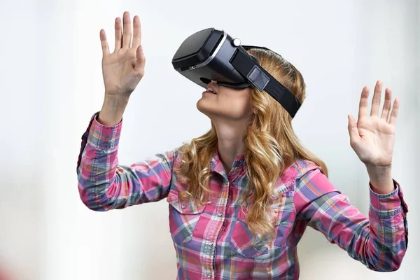 Giovane donna che indossa cuffie realtà virtuale. Immersione nella parola virtuale — Foto Stock