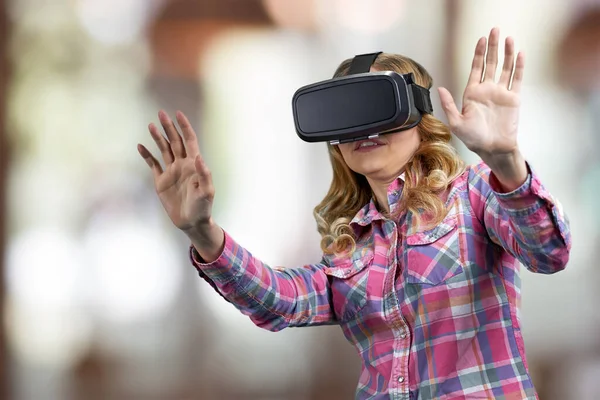 Paura giovane donna che indossa la realtà virtuale googles. — Foto Stock