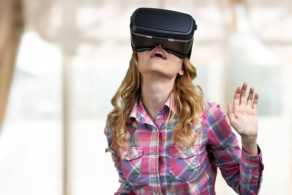 Eccitato giovane donna utilizzando occhiali realtà virtuale. — Foto Stock
