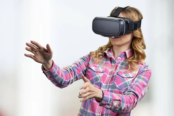 Mladá běloška nosí brýle virtuální reality. — Stock fotografie