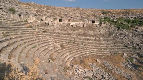 Zniszczył starożytny amfiteatr. Ruiny historycznego miasta Hierapolis. — Wideo stockowe