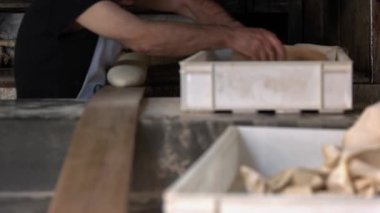 Baker fırında çalışıyor. Yiyecek fabrikasında ekmek üretimi.