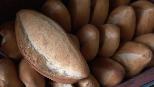 Baguettes de pan francés tradicional crujiente en canasta en la panadería. — Vídeos de Stock