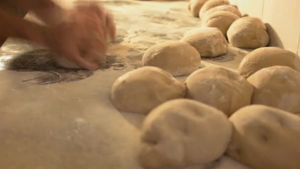 Snelle beweging van mannelijke chef-kok handen kneden deeg op keukentafel. — Stockvideo