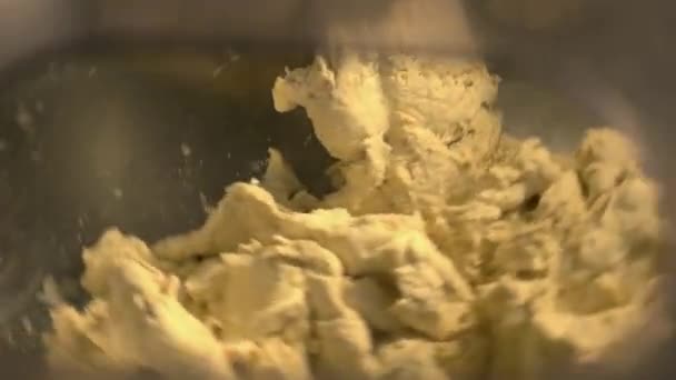 Zblízka syrové těsto v průmyslové pekařské těsto mixér. — Stock video