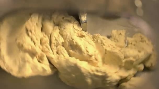Zamknij maszynę ugniatającą przygotowującą ciasto. Maszyny do mieszania w piekarni. — Wideo stockowe